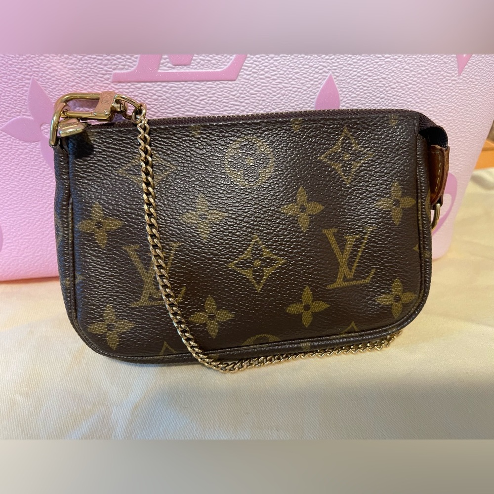Authentic Louis Vuitton Monogram Pochette